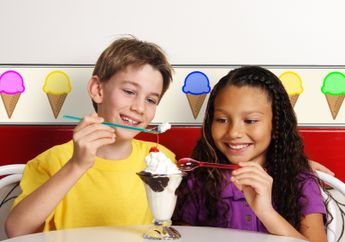 3 Tips Mengajari Sang Anak Menjadi Pribadi yang Gemar Berbagi