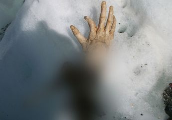 Menyusuri Pegunungan, Pria Ini Terkejut Ketika Melihat Tangan Muncul dari Dalam Es