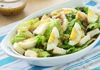 Sarapan Pelangsing Tubuh yang Kaya Serat dan Gizi: Salad Caesar&rsquo;s 