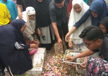 Dr Ryan Sudah Dimakamkan dan Keluarga Tabur Bunga di Atas Pusara... Sedih!