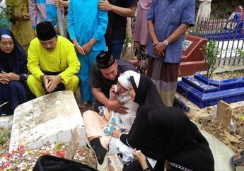 Ibunda Ryan Thamrin Menangis Pecah Setelah Almahum Ryan Dikebumikan... Yang Kuat, Ya!