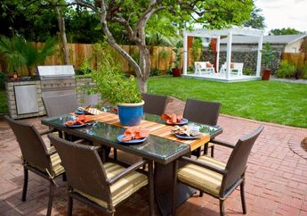 Sulap Ruang Makan Jadi Lebih Kece dengan Nuansa Taman yang Asri