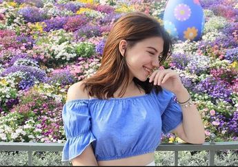 Jangan Sampai Nggak Punya ya, Ini 5 Koleksi Busana Model off-shoulder ala Cassandra Lee