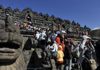 Terulang Lagi, Pelancong Panjat Candi Borobudur, Netizen Pun Berang
