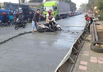 Kena Macet, Wanita Ini Terobos Cor Beton Basah di Bogor, Terbenam Deh Roda Motornya