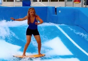 Ups! Wanita Cantik Celananya Sampai Melorot, Gara-Gara  Sembarangan Pakai Baju Saat Main Wahana Air Ini