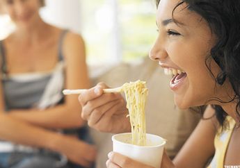 Ryan Thamrin Meninggal Diduga Sakit Lambung, Bahayakah Mengonsumsi Mie Instan Untuk Kesehatan Lambung? Ini Jawabannya