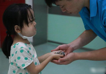 Terharu, Anak Kecil Ini Menderita Penyakit Langka, Hal Mengejutkan yang Ia Berikan Untuk Adiknya