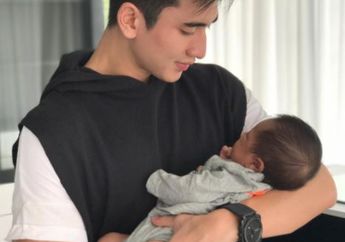 Gendong Adik Tirinya, Netizen Sebut Verrell Bramasta Sudah Cocok Jadi Ayah!