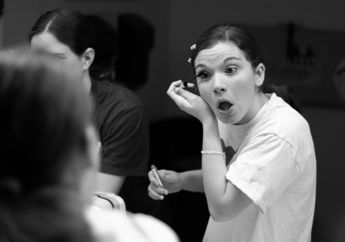 Nggak Sadar, Inilah Tingkah Lucu Cewek Pas Lagi Pakai Mascara, Lucu Banget!