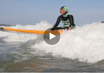 Perempuan Difabel Ini Lakukan Surfing, Kok Bisa?