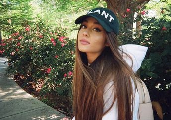 Sering Tampil Seksi, Ini 5 Gaya Ariana Grande Ketika Mengenakan Pakaian Oversize!