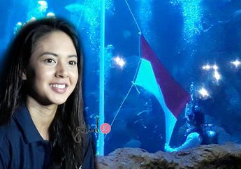 VIDEO : Detik-Detik Aurelie Moeremans Kibarkan Bendera Merah Putih di Aquarium Terbesar