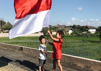 Unik, Keluarga Pesepakbola ini Rayakan Hari Kemerdekaan Indonesia di Sawah