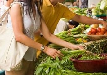 Usai Belanja, Ibu ini Dibuntuti Tukang Sayur ke Rumahnya, Dipeluk, Lalu....