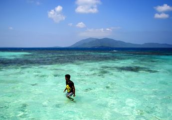 Indahnya Laut Bening di Pulau Cemara Kecil, Karimunjawa