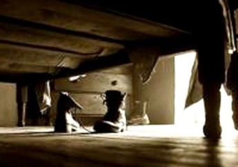 Hiii Ngeri Ternyata Ada Makhluk Kayak Gini Di Bawah Kasur Bocah Ini!