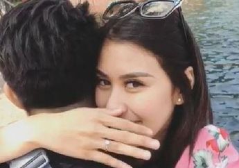 Yes I Do...Selamat Ya Syahnaz Sudah Dilamar Sang Kekasih, Netizen Bilang Everybody Happy...Lah Kok Gitu