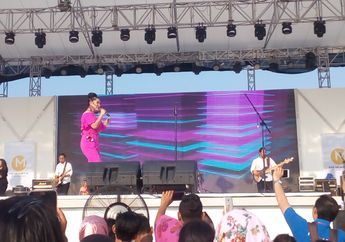 Tampil di Cikarang, Aksi Menyanyi Titi DJ Berhasil Memukau Penonton