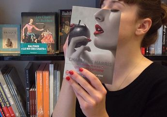 FOTO KREATIF: Ketika Foto Cover Buku Digabung ke Anggota Tubuh, Pasti Bikin Ngakak!