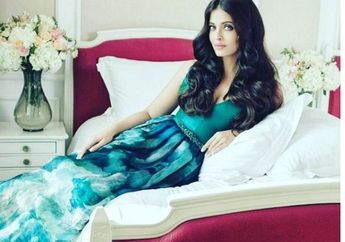 Kecantikan Menawan Sang Ratu Bollywood dengan Riasan Bibir Berwarna Nude