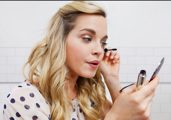 Terlalu Lengket dan Berkerak, Inikah Ciri Kenali Maskara Kamu yang Sudah Kedaluwarsa? 