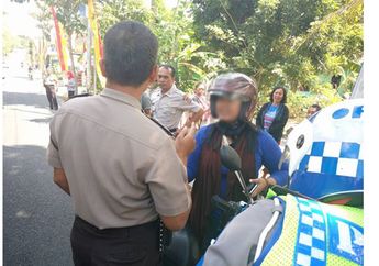 The Power of Emak-emak, Bak Main Film Action Saat Di Razia, Ibu Ini Sampai Berani Lakukan Hal Tak Terduga!