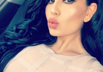 Bergaya Mirip Kim Kardashian, Penyanyi Afganistan Ini Diancam Mati, Lihat Foto-fotonya