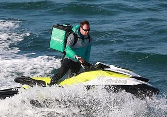 Terjebak di Pantai dan Mendadak Ingin Pesan Makanan? Layanan Delivery Ini Siap Antar dengan Speedboat