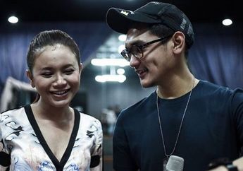 Sama-sama Berpose di Padang Pasir, Afgan dan Rossa Prewedding?