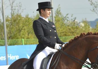 Bukan Atlet sih, Tapi Dua Artis Cantik Indonesia Ini Juga Jago Berkuda loh