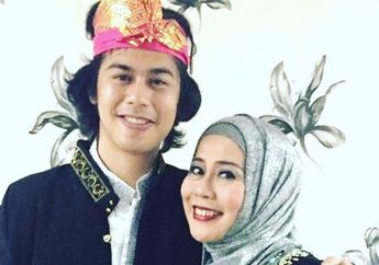 Dewi Yull Ajarkan Bahasa Isyarat Pada Kontestan Mikrofon Pelunas Hutang