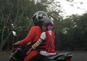 Berbahaya Bocah yang Nekat Tidur Di Jok Sepada Motor Ketika di Jalan Raya Selanjutnya Begini