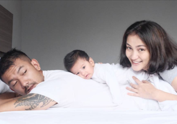 Dibilang Anaknya Mirip Rio Dewanto, Ini Kata Atiqah Hasiholan