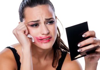10 Cara Supaya Makeupmu Awet Seharian di Kantor, Nggak Perlu Bolak-Balik Ngaca!