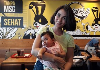 Atiqah Hasiholan dan Rio Dewanto Sepakat Tak Tindik Kuping Anak, Ini Dia Alasannya