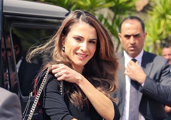 Terungkap! Ini Dia Jenis Sepatu Kesukaan Ratu Cantik Bersahaja dari Yordania