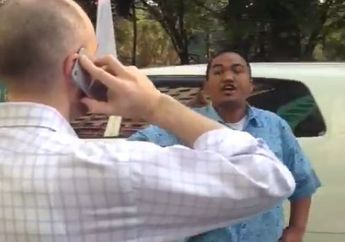 Jadi KZL! Bule (Mirip) Jason Statham Diduga Nabrak Taksi, Lihat Gaya Marah si Supir...No England No USA!