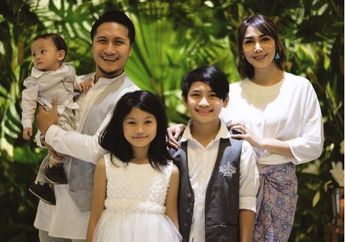 Menikah 12 Tahun, Beginilah Potret Mesra dan Harmonisnya Keluarga Arie Untung &ndash; Fenita Arie