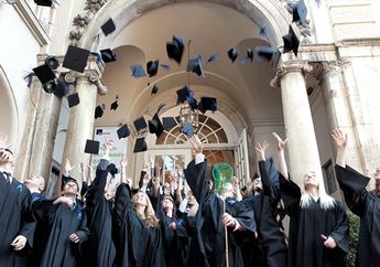 Pentingnya Teknologi Untuk Membantu Calon Mahasiswa Dalam Memilih Perguruan Tinggi yang Tepat