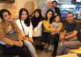 Dari Mirip Lapis Legit Sampai Jari Kaki Yang Aneh, Lihat Yuk Seragam Idul Adha Keluarga Ayu Ting Ting