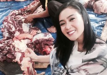 Nggak Takut Kotor, Cita Citata Tetap Tampil Cantik Saat Ikut Potong Daging Kurban, Idaman Banget deh!