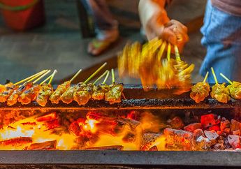 Putrinya Raih Cum Laude, Tukang Sate ini Rela Dorong Gerobak dan Gratiskan Dagangannya di Lokasi Wisuda