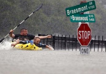 Banjir Terbesar AS di Texas, Ini 5 Foto Kisah Penyelamatan Dramatis Yang Bikin Nggak Tega
