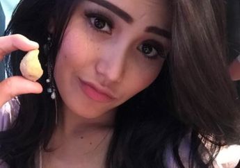 Kompilasi Foto Keluarga Ayu Ting Ting Dengan Alis Cetar Membahana. Katanya Mirip Karakter Kartun Ini!