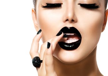 Berani Tampil dengan Lipstik Berwarna Hitam? 5 Produk Ini Bisa Kamu Pilih, Dijamin Makin Kece