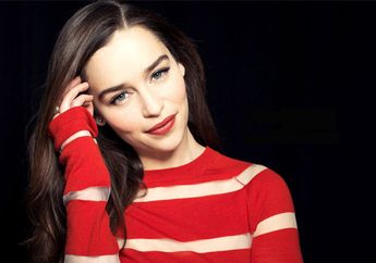 Penampilan Simpel ala Pemeran Game of Thrones, Emilia Clarke, Tatapannya Bikin Geregetan