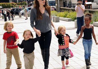 Dari Rasa Iba dan Peduli, Angelina Jolie Ketagihan Mengadopsi Anak