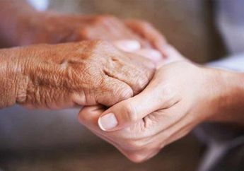 Bukti Cinta Sejati Itu Ada! Tak Ingat Nama dan Rumahnya Sendiri, Kakek Ini Masih Menyimpan Kenangan dan Cintanya Untuk Sang Istri! 