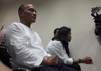 Tanpa Kaos Oblong, Ini Penampilan Baru Iwa K di Ruang Sidang!